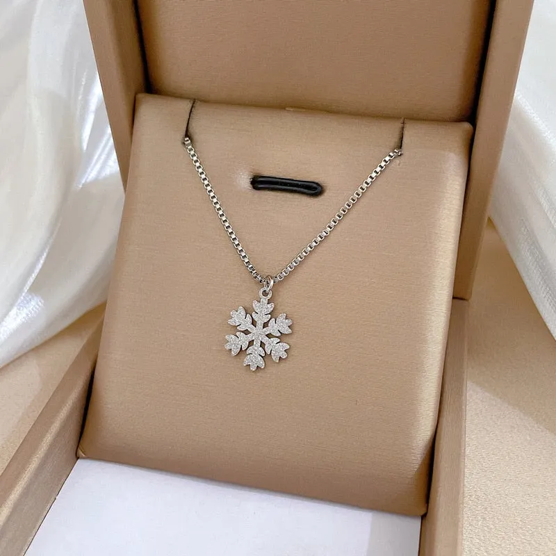 Classic Gentle Snowflake Pendant Short Necklace For Women