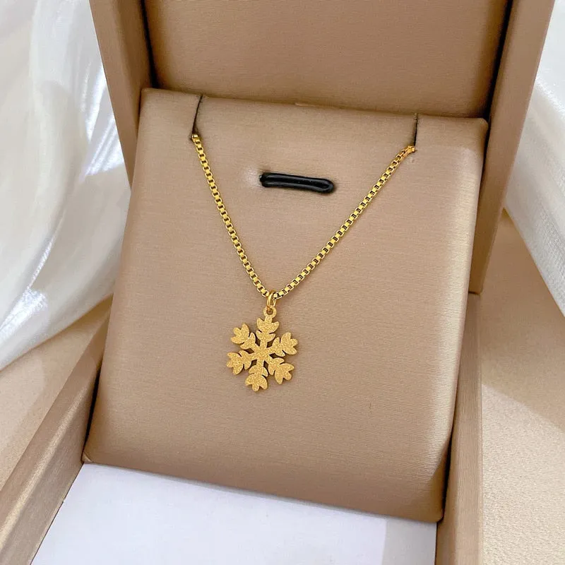 Classic Gentle Snowflake Pendant Short Necklace For Women